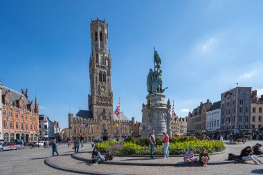 Bruges pazar meydanı ile Bruges Çan Kulesi, Belçika.