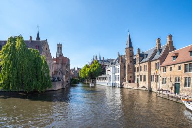 Bruges, Belgiu'da Bruges silüeti ve Rozenhoedkaai kanalının görünümü