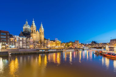 Amsterdam şehrinde tarihi buidings ve kanal ile Amsterdam silueti, Hollanda