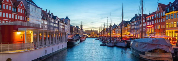 Panoramisch uitzicht op de skyline van de stad Kopenhagen 's nachts met uitzicht op N — Stockfoto