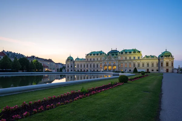 Palácio Belvedere no crepúsculo na cidade de Viena, Áustria . — Fotografia de Stock