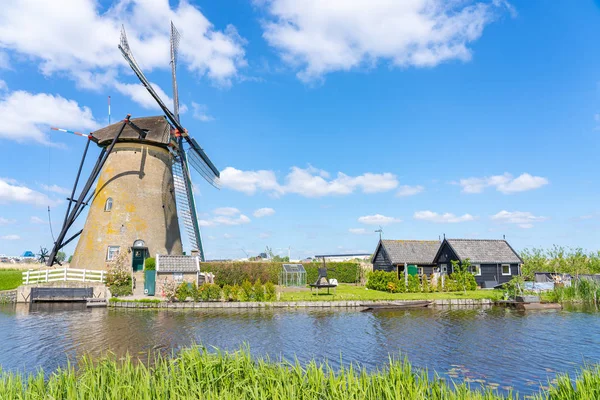 Větrné mlýny v obci Molenlanden nedaleko Rotterdamu v Nizozemsku — Stock fotografie