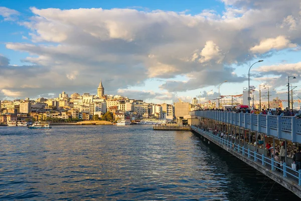 Θέα στη γέφυρα Γαλάτα και στον πύργο Γαλάτα στην Κωνσταντινούπολη, Τουρκία — Φωτογραφία Αρχείου