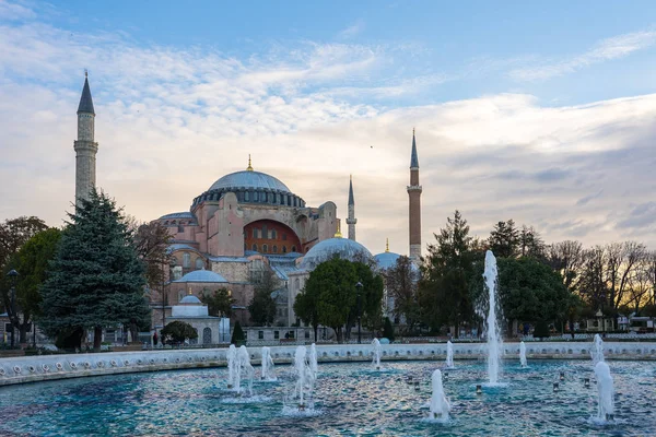 Widok na świątynię Hagia Sofia z fontanną w Stambule, Turcja — Zdjęcie stockowe