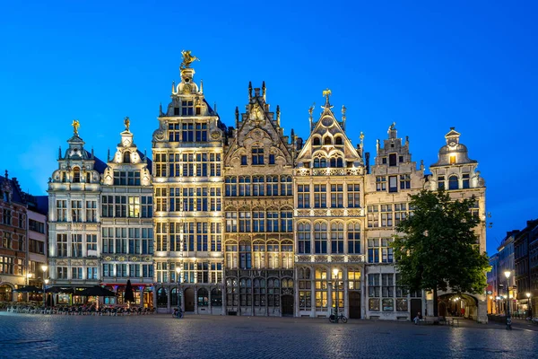Grote markt of antwerp bei nacht in antwerpen, belgien — Stockfoto