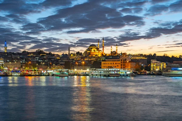 Vista crepuscular del puerto de Estambul en la ciudad de Estambul, Turquía — Foto de Stock