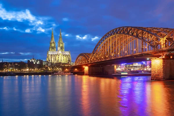 Jembatan Hohenzollern dengan Katedral Cologne di malam hari di Cologne c — Stok Foto