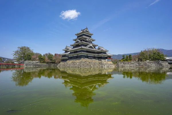 Château de Matsumoto avec canal à Nagano, Japon — Photo