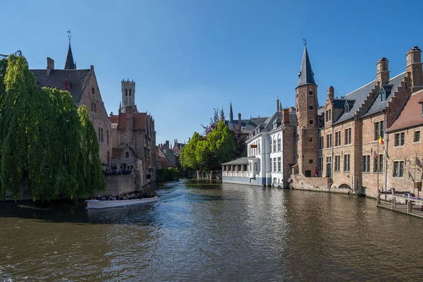 Città vecchia di Bruges e canale Rozenhoedkaai a Bruges, Belgio — Foto Stock