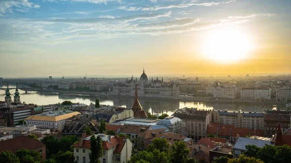 Будапешт skyline з будівлею парламенту в місті Будапешт, Угорщина — стокове фото