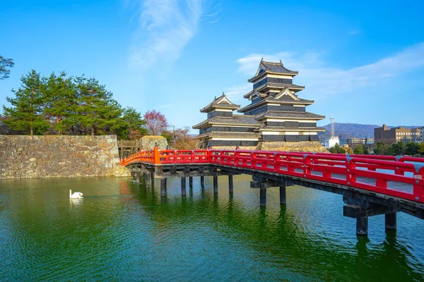 View of Matsumoto Castle with red bridge in Nagano, Japan — Stock Photo, Image