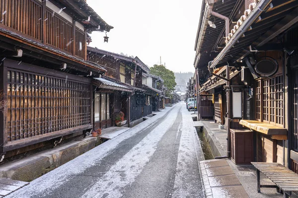 Takayama casco antiguo con nieve cayendo en Gifu, Japón — Foto de Stock