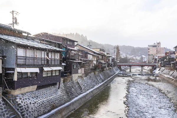 Takayama casco antiguo con nieve cayendo en Gifu, Japón — Foto de Stock