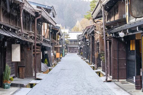 Stare miasto w Takayama ze śniegiem padającym w Gifu, Japonia — Zdjęcie stockowe