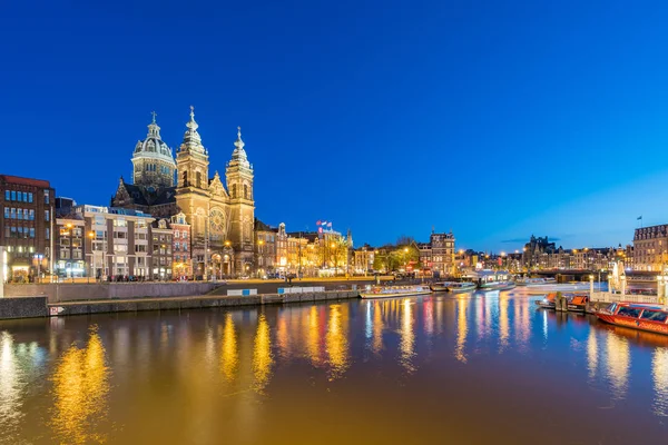 Skyline di Amsterdam con edifici storici e canali nella città di Amsterdam, Paesi Bassi — Foto Stock