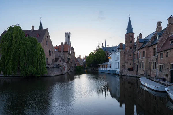 Skyline della città di Bruges al crepuscolo a Bruges, Belgio — Foto Stock