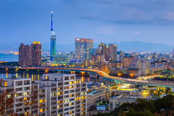 Paisaje urbano de Fukuoka por la noche en la prefectura de Fukuoka, Japón — Foto de Stock