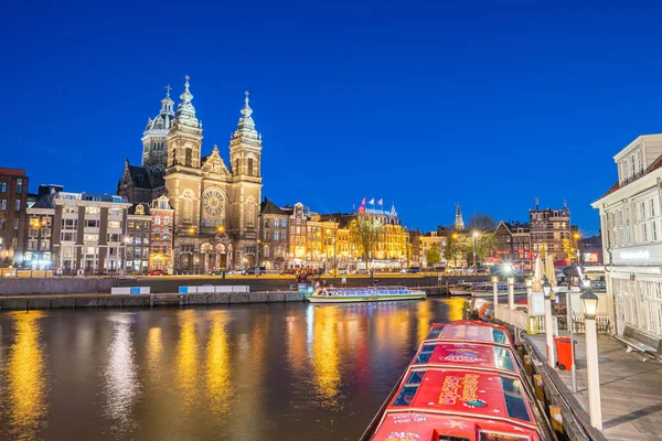 Skyline di Amsterdam con edifici storici e canali nella città di Amsterdam, Paesi Bassi — Foto Stock