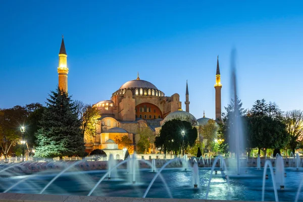 Natt av Ayasofya och fontän i Istanbul City, Turkiet — Stockfoto