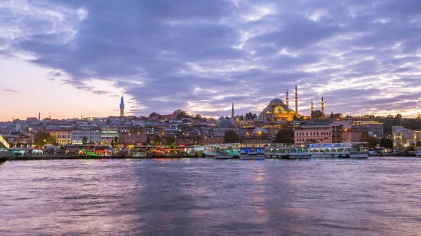 Vista crepuscular del puerto de Estambul en la ciudad de Estambul, Turquía — Foto de Stock