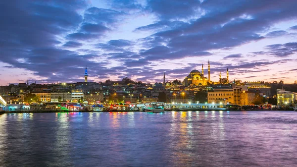 Vista nocturna del puerto de Estambul en Estambul, Turquía — Foto de Stock