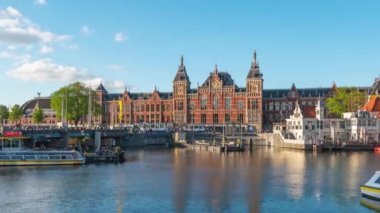 Amsterdam, Hollanda 'daki Amsterdam Centraal istasyonunun zaman aşımı videosu.