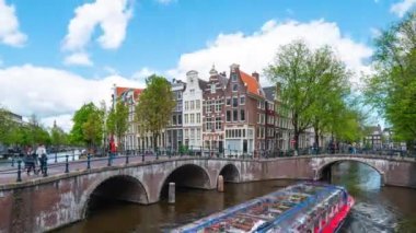 Hollanda 'nın Amsterdam şehrindeki eski binaları ve kanalları zaman aşımına uğradı.