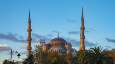 İstanbul silueti Ile Sultanahmet Camii zaman atlamalı İstanbul city, Türkiye.