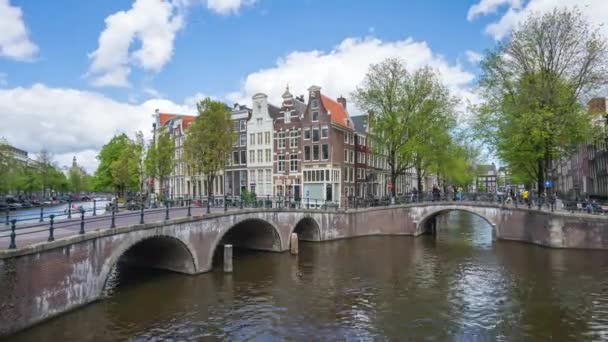 Nederländska Byggnader Och Kanal Med Stadssiluett Amsterdam Stad Nederländerna — Stockvideo