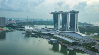 Singapur gökdelenleri, tarihi binalar, gece gündüz hızla yükseliyor..