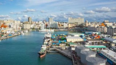 Naha, Okinawa Bölgesi, Japonya 'daki Tomari limanının havadan görüntüsü.