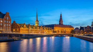 Danimarka 'nın Kopenhag şehrindeki Christiansborg Sarayı ile geceleyin Kopenhag şehri