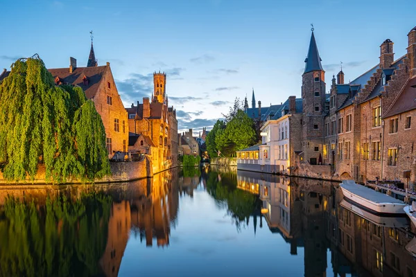 Skyline di Bruges con vecchi edifici al crepuscolo a Bruges, Belgio — Foto Stock