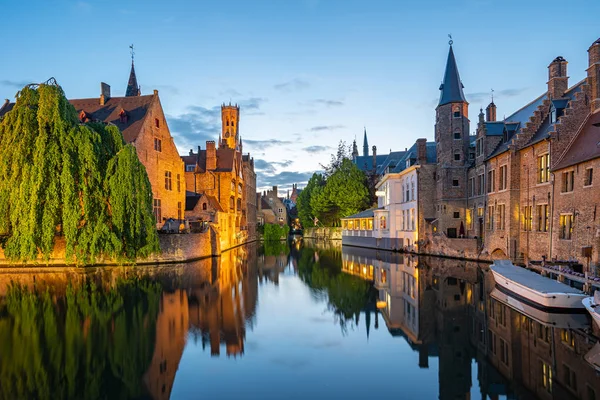 Bruges skyline com edifícios antigos no crepúsculo em Bruges, Bélgica — Fotografia de Stock