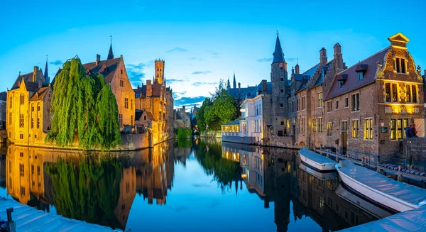 Bruges, Belçika 'nın Bruges şehrinde geceleri eski binalarla gökdelenler çiziyor.