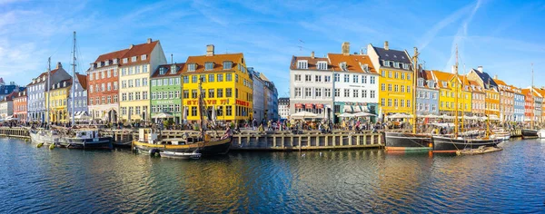 Vista panoramica di Nyhavn nella città di Copenaghen, Danimarca — Foto Stock