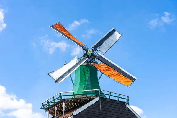 Větrný mlýn v Zaanse Schans v Nizozemsku — Stock fotografie