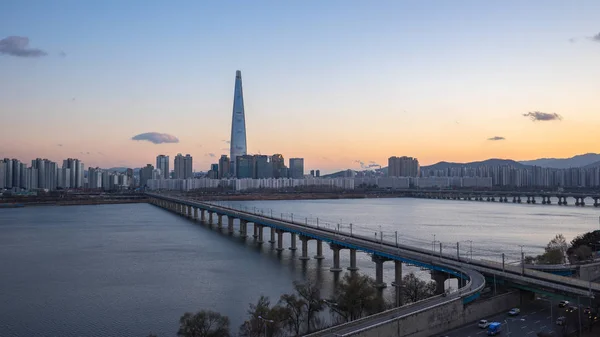 Paisaje urbano de Seúl con el río Han al atardecer en Corea del Sur — Foto de Stock
