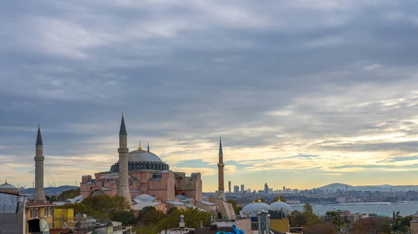 Skyline Istanbul met Hagia Sofia in Istanbul, Turkije — Stockfoto
