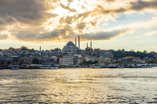 Vista panorámica de la Torre Galata y el horizonte de la ciudad de Estambul en la ciudad de Estambul, Turquía — Foto de Stock