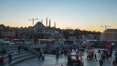 İstanbul, Türkiye - 25 Ekim 2018: İstanbul, Türkiye 'de Galata Köprüsü yakınlarında bir kalabalık yürüyor