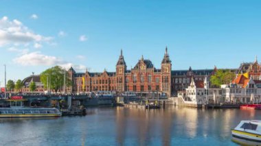 Amsterdam, Hollanda 'daki Centraal İstasyonu ile birlikte şehir silüeti