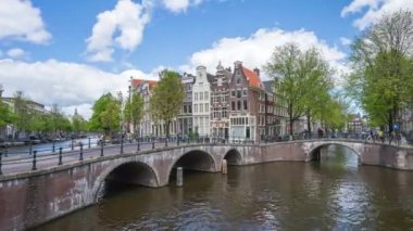 Hollanda 'da Amsterdam manzaralı bir Hollanda evi.
