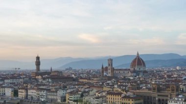 İtalya 'nın Toskana kentindeki Duomo manzaralı Floransa şehrinin zaman aralığı yükseliyor..