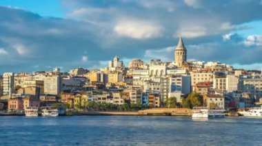 Galata Kulesi manzaralı İstanbul kenti ufuk çizgisi.