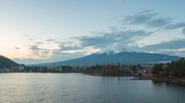 Japonya 'daki Fuji Dağı manzaralı Kawaguchiko şehri.