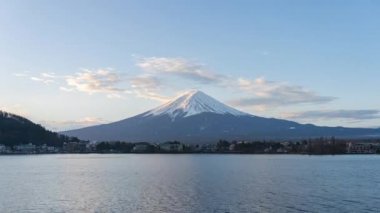 Japonya 'daki Fuji Dağı manzaralı Kawaguchiko silueti.