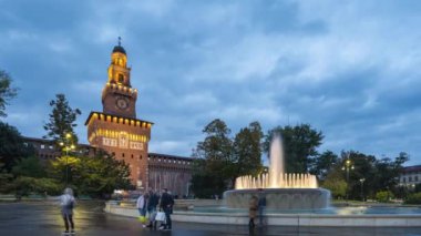 Sforza Kalesi 'nin Milano, İtalya' daki tarihi tarihi geçişi.