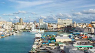 Japonya, Okinawa 'daki Tomari Limanı manzaralı Naha silueti.