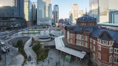 Tokyo şehrinin silueti Tokyo, Japonya 'daki tarihi binalara bakıyor..